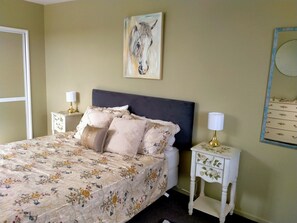 1 habitación, escritorio, tabla de planchar con plancha y cuna de viaje 