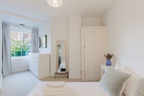 2 bedrooms, iron/ironing board, internet, bed sheets