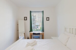 Iron/ironing board, Internet, bed sheets