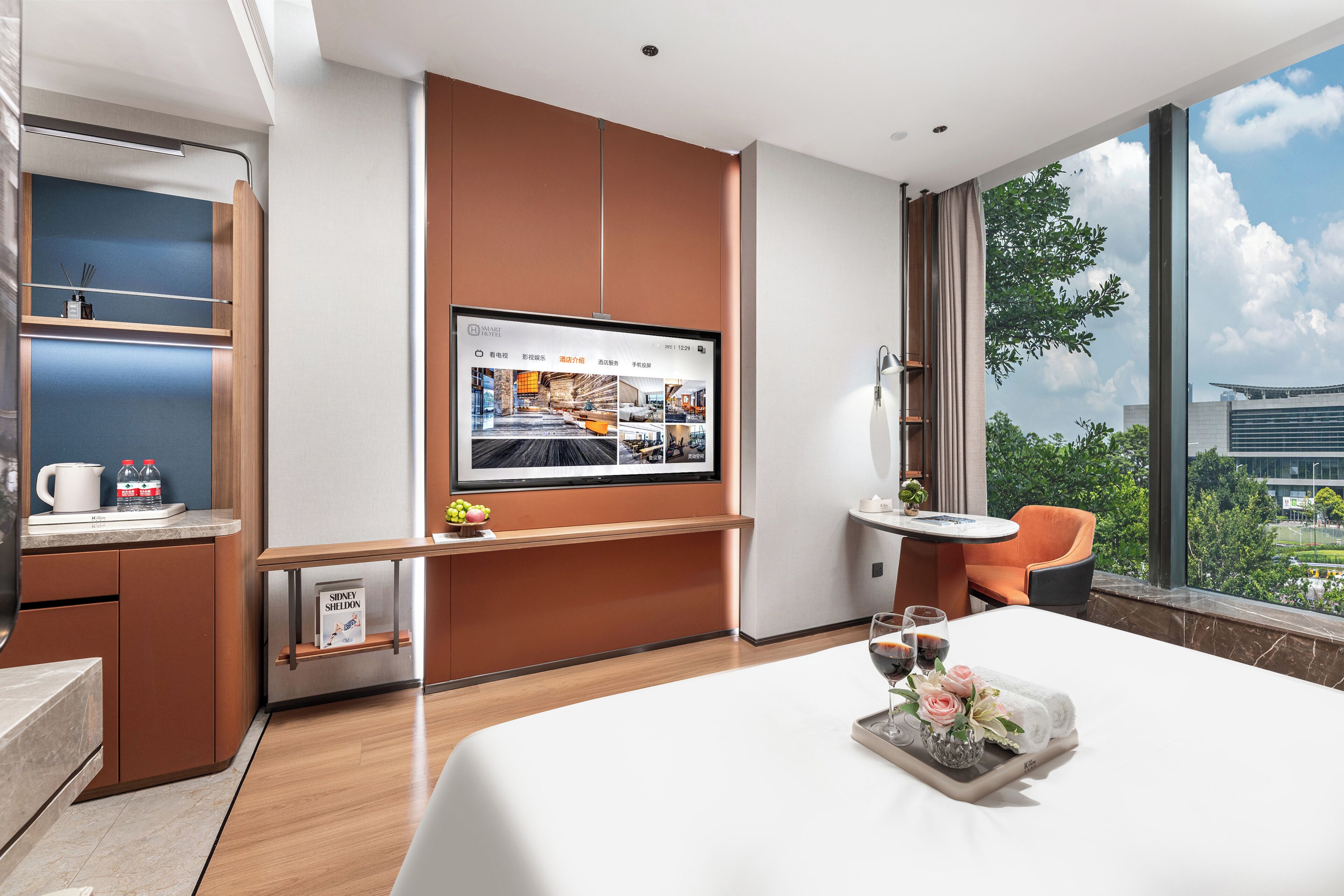 Quarto solteiro clássico | Cofres nos quartos, espaço de trabalho para notebook, cortinas blackout