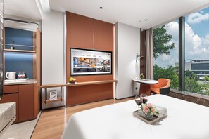 Caja de seguridad en la habitación y espacio para trabajar con laptop