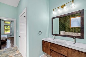 Tina de hidromasaje, secadora de cabello, toallas, jabón