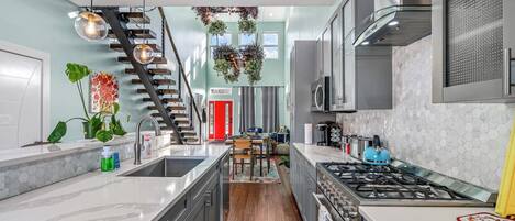 Microondas, horno, parrilla de estufa y lavavajillas