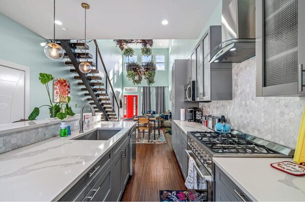 Microondas, horno, parrilla de estufa y lavavajillas