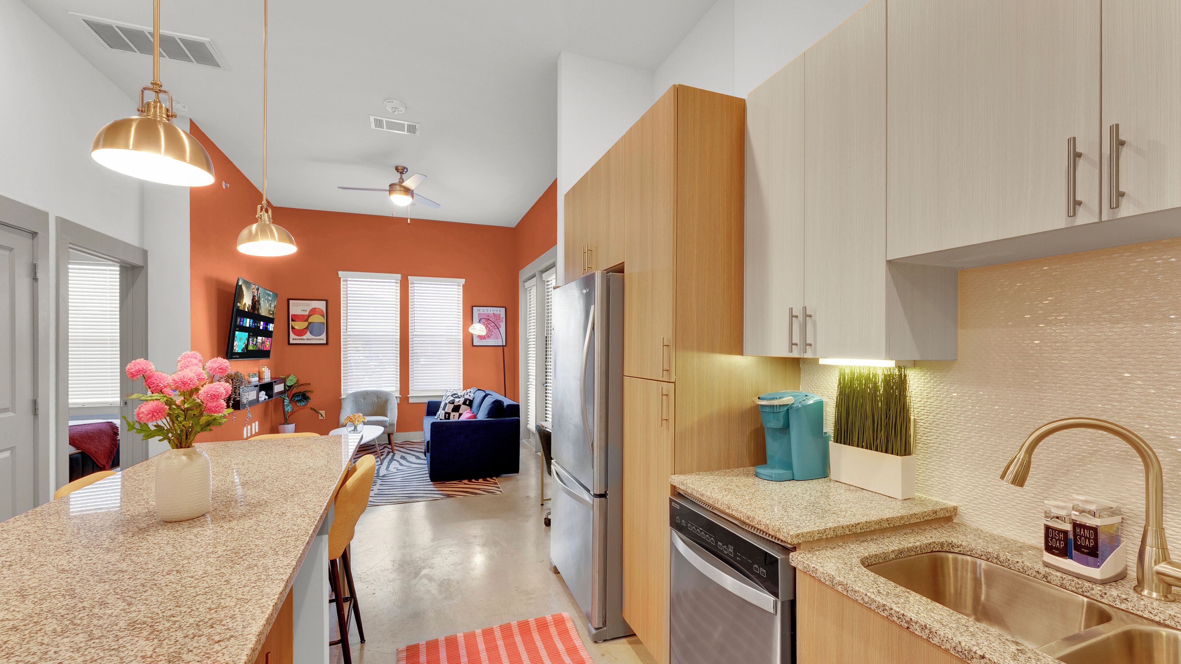 Een magnetron, een oven, een kookplaat, een vaatwasser