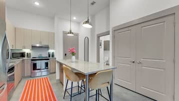 Een magnetron, een oven, een kookplaat, een vaatwasser