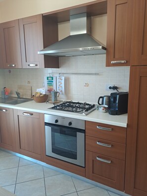 Geladeira, fogão, cooktop, lava-louças