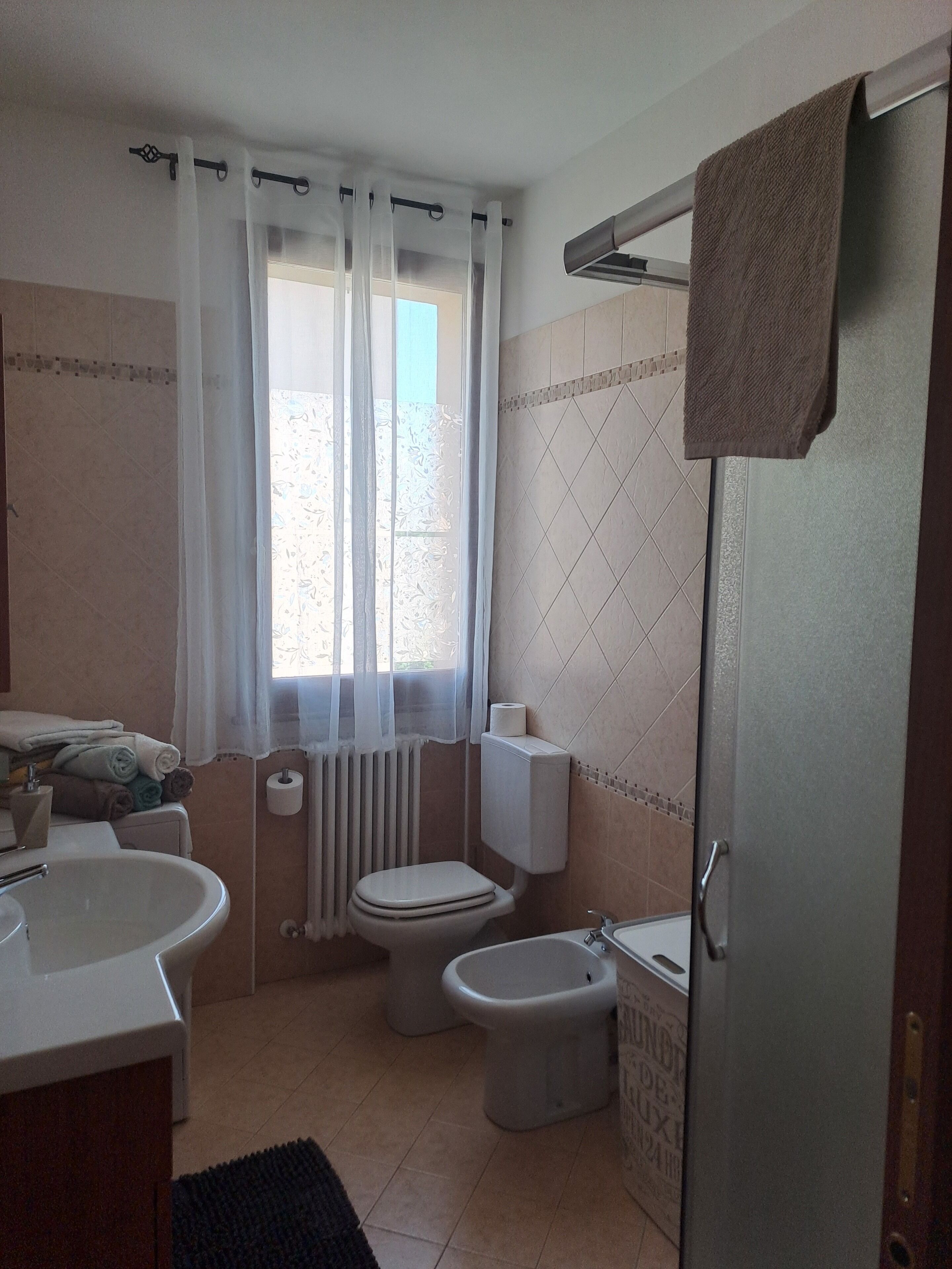 Dusche, Haartrockner, Bidet, Handtücher