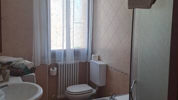 Regadera, secadora de cabello, bidet, toallas