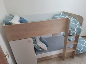 2 quartos, cofres nos quartos, ferros/tábuas de passar roupa