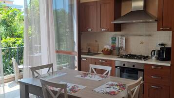 Refrigerador, horno, parrilla de estufa y lavavajillas