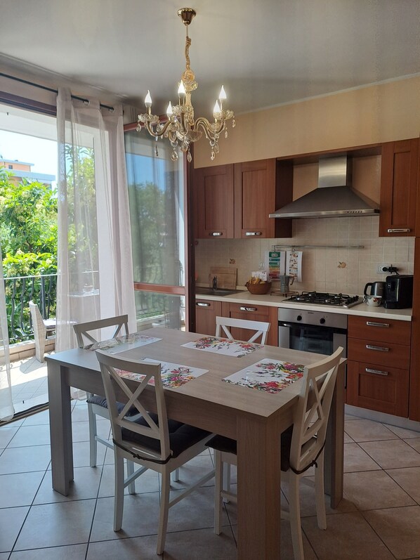 ثلاجة، فرن، موقد طهي مسطح، غسالة أطباق