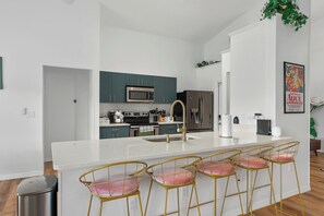 Microwave, oven, stovetop, dishwasher - Alice in Wonderland Themed house with Illusion Room, Private Pool in Kissimmee (Kissimmee)