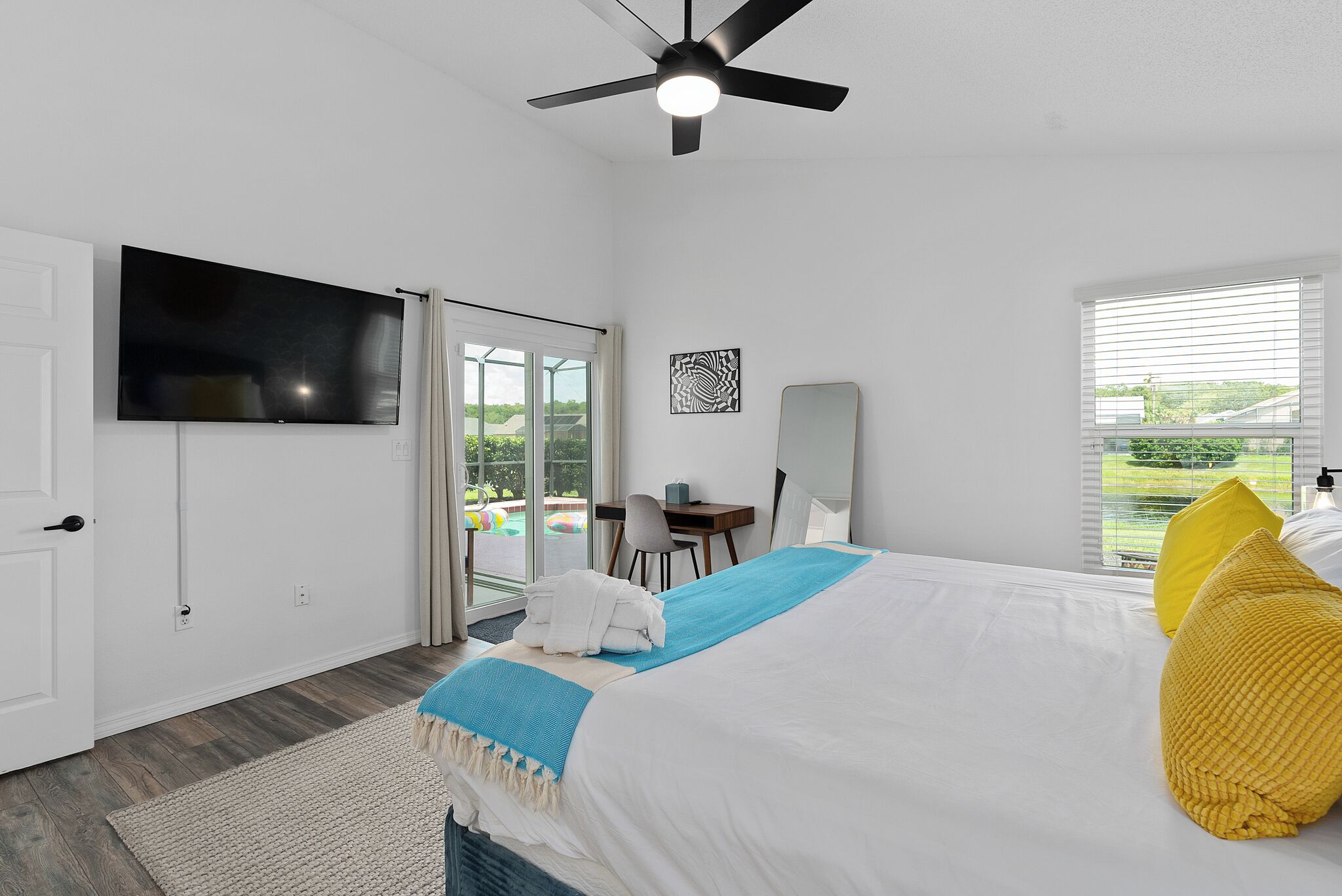 4 bedrooms, iron/ironing board, WiFi, bed sheets