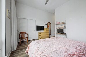 3 bedrooms, desk, iron/ironing board, free WiFi - Stylish Denver 3BR 4BA WFH + Pet-Friendly Yard (Denver)