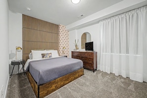 3 bedrooms, desk, iron/ironing board, WiFi (free)