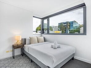 2 bedrooms, desk, iron/ironing board, WiFi