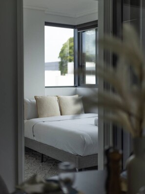 2 bedrooms, desk, iron/ironing board, WiFi