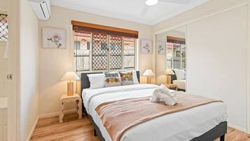 4 bedrooms, iron/ironing board, WiFi, bed sheets