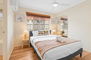 4 bedrooms, iron/ironing board, WiFi, bed sheets