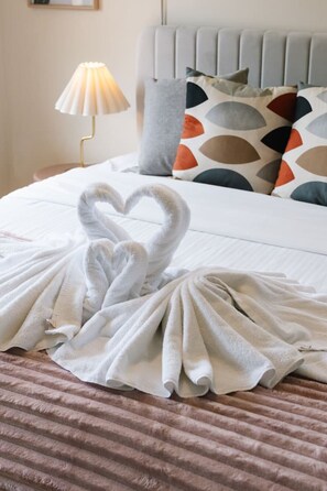 4 bedrooms, iron/ironing board, WiFi, bed sheets