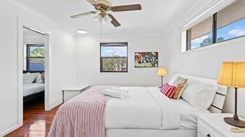 Desk, iron/ironing board, WiFi, bed sheets