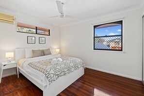 Escritorio, tabla de planchar con plancha, wifi y ropa de cama