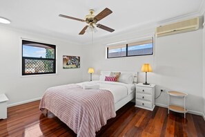 4 Schlafzimmer, Schreibtisch, Bügeleisen/Bügelbrett, WLAN