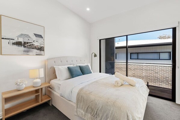 5 bedrooms, iron/ironing board, WiFi, bed sheets