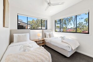 5 bedrooms, iron/ironing board, WiFi, bed sheets