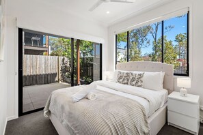5 bedrooms, iron/ironing board, WiFi, bed sheets