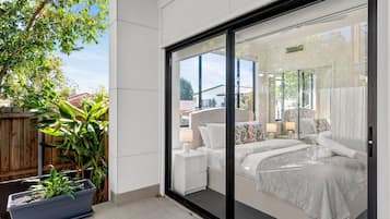 5 bedrooms, iron/ironing board, WiFi, bed sheets