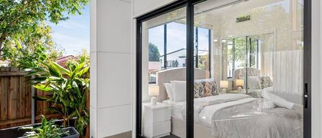 5 habitaciones, tabla de planchar con plancha, wifi y ropa de cama
