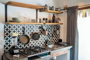 Cooktop, talheres/pratos/utensílios de cozinha