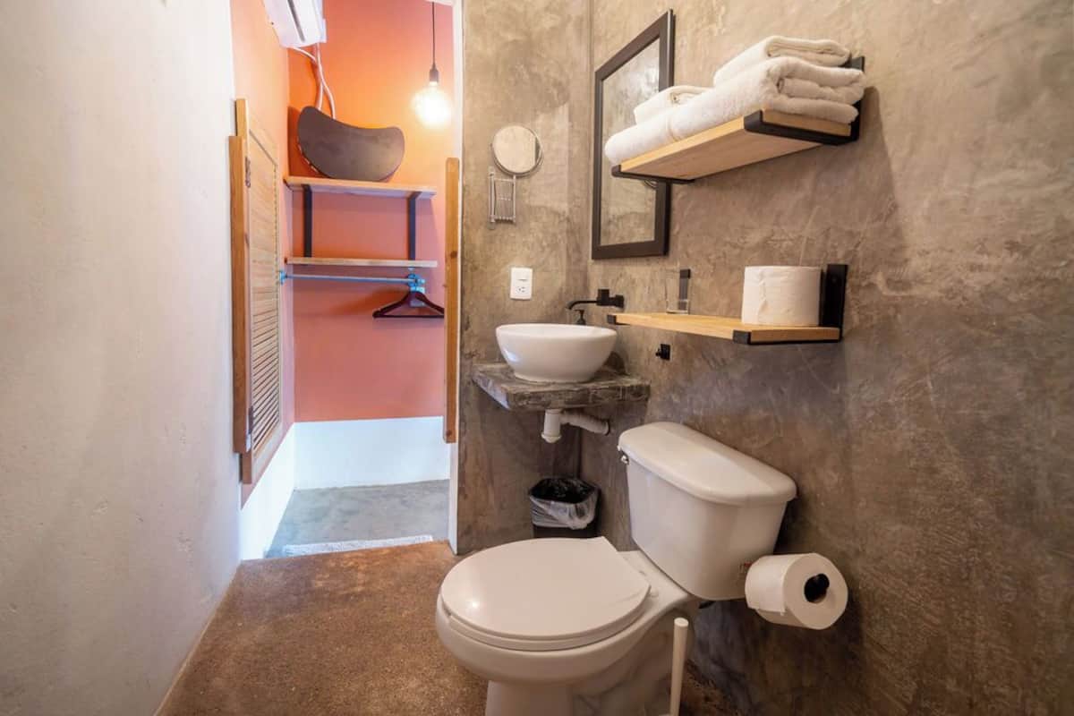 Estúdio conforto, vista para o jardim | Banheiro | Sabonete, shampoo, papel higiênico