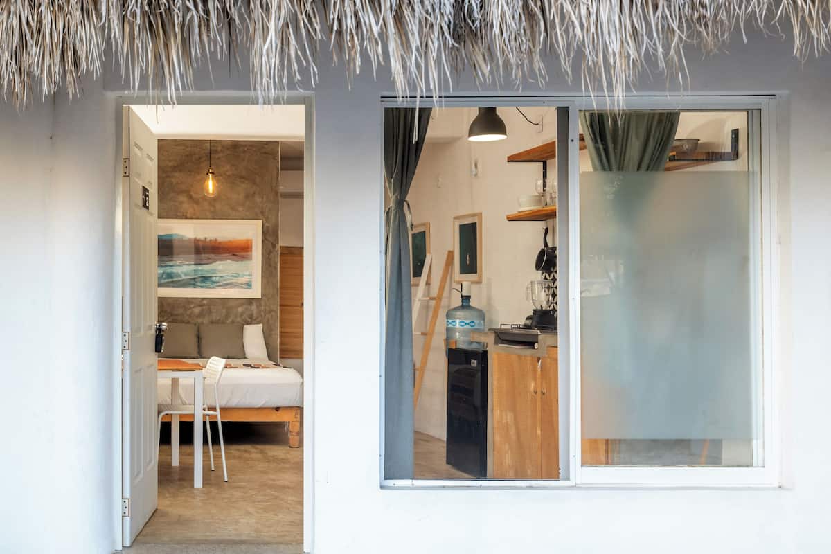Espacio para trabajar con laptop y wifi gratis
