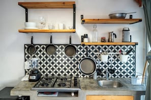 Stovetop, cookware/dishes/utensils