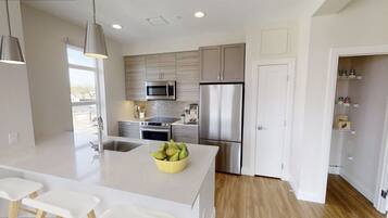 Refrigerador, microondas, horno y parrilla de estufa