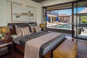 4 bedrooms, desk