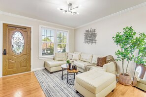 Smart TV, books - Modern Alexandria Home 6 min to DCA with Private Patio (Alexandria)