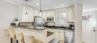 Modern Alexandria Home 6 min to DCA with Private Patio