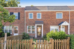 Exterior - Modern 3BR Home in Alexandria and 6 min to DCA (Alexandria)
