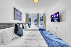 4 室のベッドルーム、デスク、WiFi、ベッドシーツ