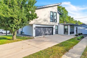 Exterior - Elmhurst Luxury 4BR w/ Pool, Fenced Yard, Downtown (Elmhurst)