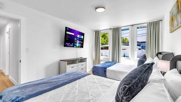 4 bedrooms, desk, WiFi, bed sheets