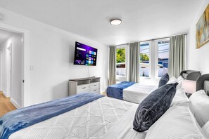 4 bedrooms, desk, WiFi, bed sheets