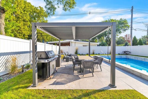 Elmhurst Luxury 4BR w/ Pool, Fenced Yard, Downtown