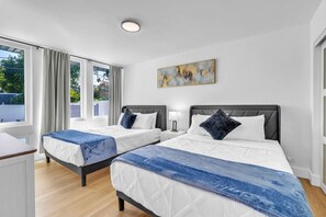 4 bedrooms, desk, WiFi, bed sheets - Elmhurst Luxury 4BR w/ Pool, Fenced Yard, Downtown (Elmhurst)