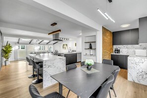 冷蔵庫、電子レンジ、オーブン、コンロ