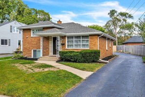 Exterior - Elmhurst Gem – Ideal Mid-Term Rental, Top Location (Elmhurst)